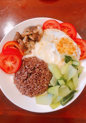 Hình của món Eat clean 1: (gạo lứt, cải thìa, trứng, nấm).