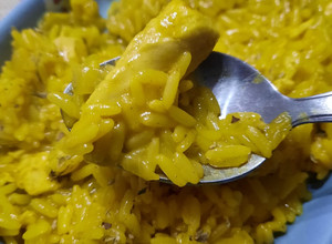 Una foto de Arroz con pollo al curry