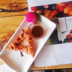 A picture of Kiu Cafe-Style Donuts & Chocolate Sauce.