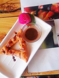 A picture of Kiu Cafe-Style Donuts & Chocolate Sauce.