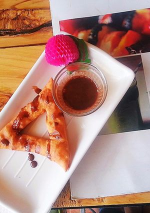 A picture of Kiu Cafe-Style Donuts & Chocolate Sauce.