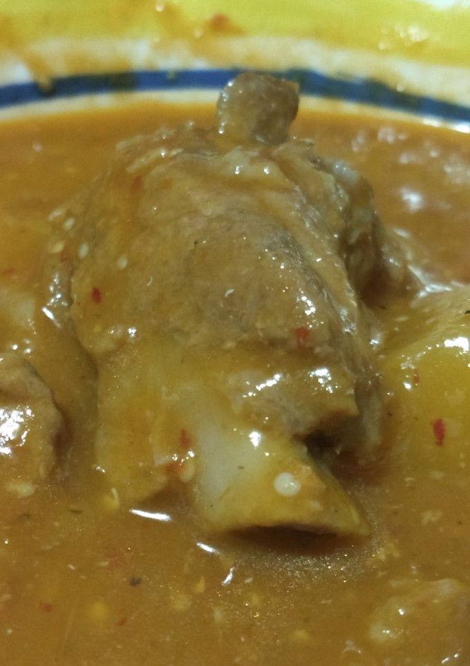 Una foto de Costillitas en salsa verde/roja