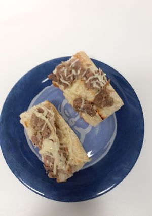 Una foto de Tostas de chicharrones al microondas