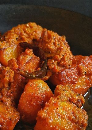 কষা আলুর দম রেসিপির প্রধান ছবি