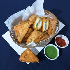 A picture of Bread pakoda.