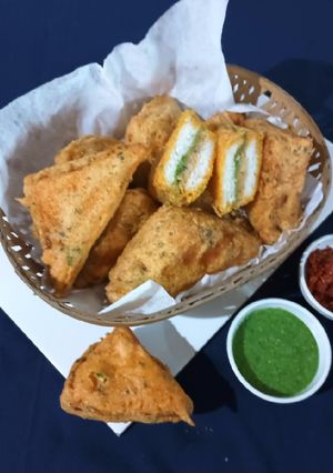 A picture of Bread pakoda.