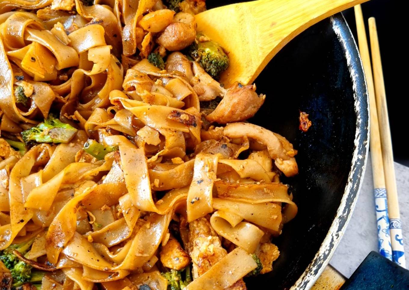 Pad see ow noodles de arroz con pollo y brócoli