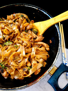 Una foto de Pad see ow {noodles de arroz con pollo y brócoli}