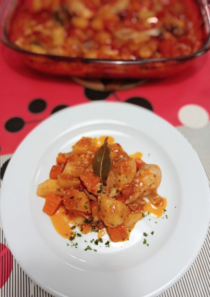 Una foto de Estofadito rico 😋 al horno con muslitos de pollo