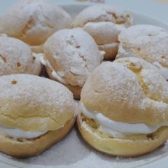 A picture of Cream puffs.