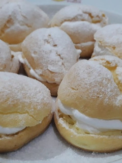 A picture of Cream puffs.