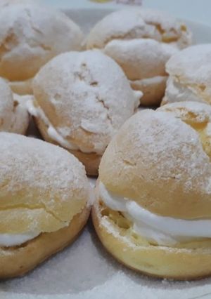 A picture of Cream puffs.