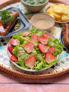 Hình của món Salad Dâu Xốt Mè Rang.