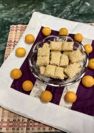 गुड़ और तिल की पट्टी (Gur aur til ki patti recipe in Hindi) रेसिपी मुख्य फोटो