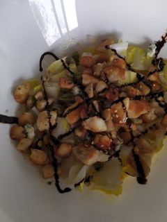 Una foto de Ensalada de endibias con pollo, pistachos y queso azul