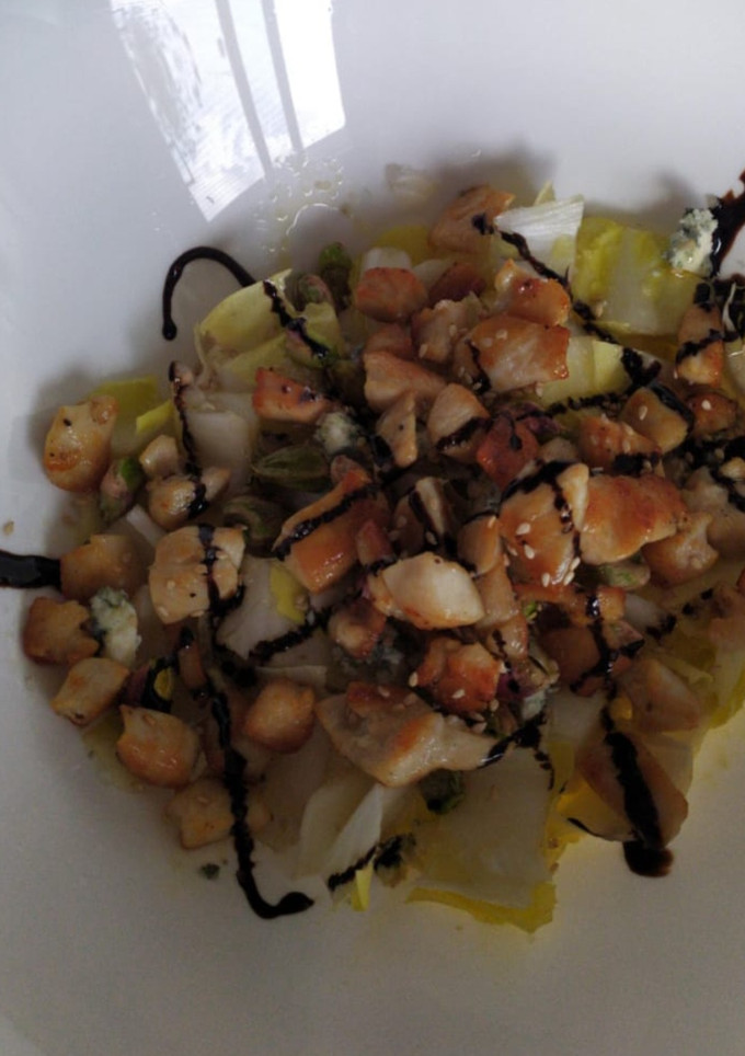 Una foto de Ensalada de endibias con pollo, pistachos y queso azul