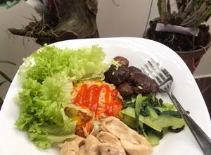 Hình của món Eat clean | Cơm gạo lức hạt sen kèm ức gà xào cải thìa.