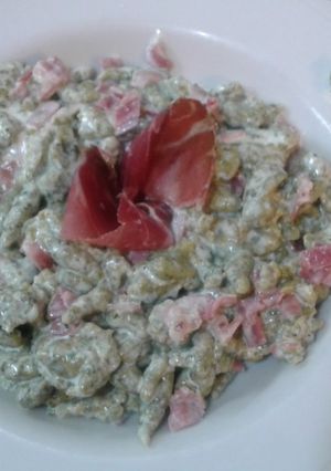 Foto di Spatzle al basilico con panna e speck