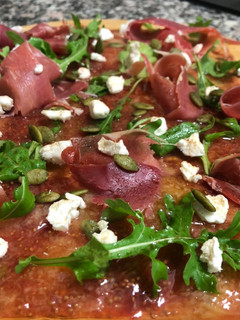 Una foto de Carpaccio de higos