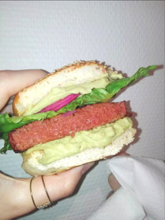 Una foto de Guacamole y cebolla encurtida para acompañar hamburguesa vegana