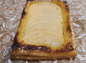 Foto principal de Tartaletas individuales de hojaldre casero con crema y manzana