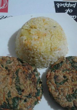 Una foto de Arroz con tortillas de atún espinaca y zanahoria