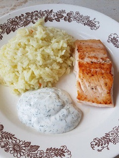 Lazacfilé kapros öntettel, rizzsel recept fotója