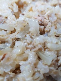 Una foto de Arroz integral con atún, rápido y sano!!😋🍚🍴