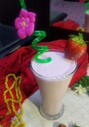 A picture of Strawberry ki lassi / strawberry labban.