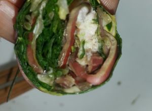 Hình của món Thịt nướng quấn rau rừng.