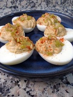 Una foto de Huevos rellenos de mejillones en escabeche