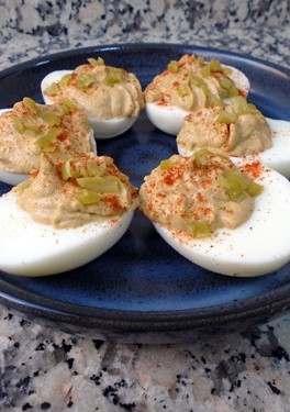 Una foto de Huevos rellenos de mejillones en escabeche