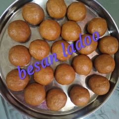 Besan ladoo A picture of Besan ladoo.