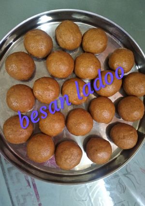 A picture of Besan ladoo.