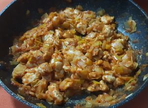 Foto principal de Solomillos de pollo con tomate, mostaza y puerro