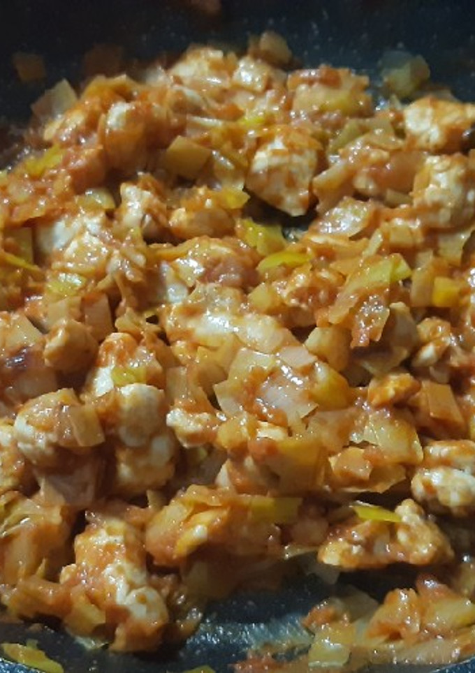 Una foto de Solomillos de pollo con tomate, mostaza y puerro