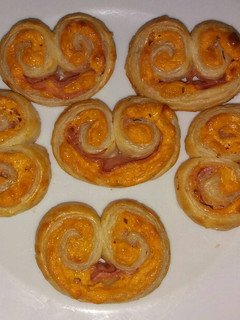 Una foto de Palmeritas de Hojaldre con Jamón York y Queso!!