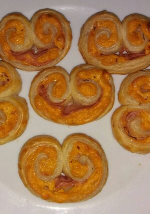 Una foto de Palmeritas de Hojaldre con Jamón York y Queso!!