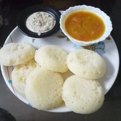 A picture of Instant sooji idli with chutney and sambhar.