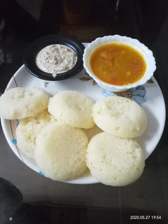 A picture of Instant sooji idli with chutney and sambhar.