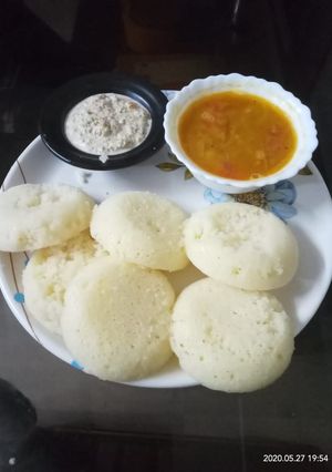 A picture of Instant sooji idli with chutney and sambhar.