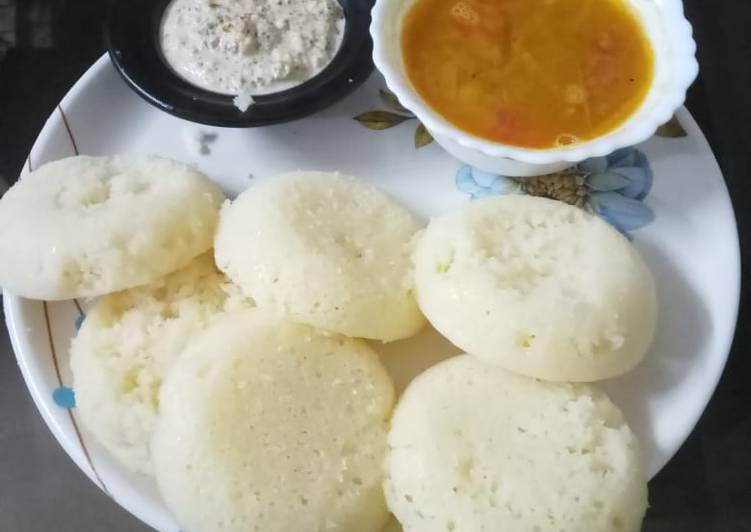 Instant sooji idli with chutney and sambhar