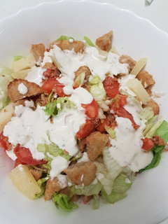 Una foto de Ensalada césar con nuggets de pollo