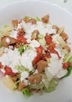 Una foto de Ensalada césar con nuggets de pollo