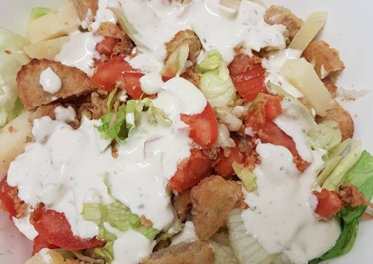 Ensalada césar con nuggets de pollo