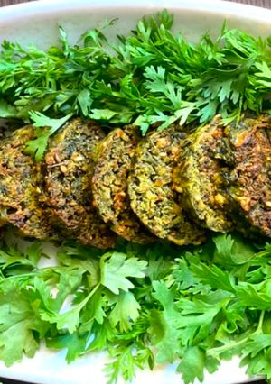 कोथिंबीर वडी (Kothimbir Vadi Recipe In Marathi) रेसिपी चे मुख्य फोटो