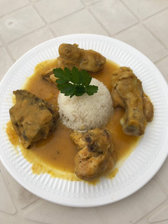 Una foto de Pollo al curry con arroz basmati