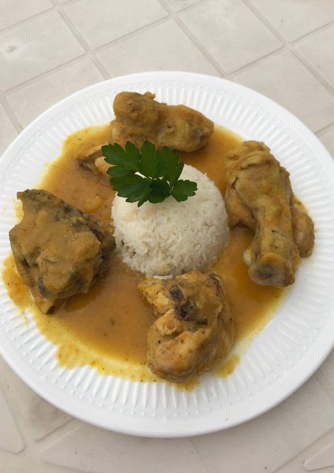 Una foto de Pollo al curry con arroz basmati
