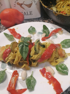 Foto di Tagliatelle al pesto di basilico, verdure Dell orto, e mandorle
