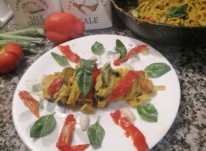 Foto di Tagliatelle al pesto di  basilico, verdure Dell orto, e mandorle
